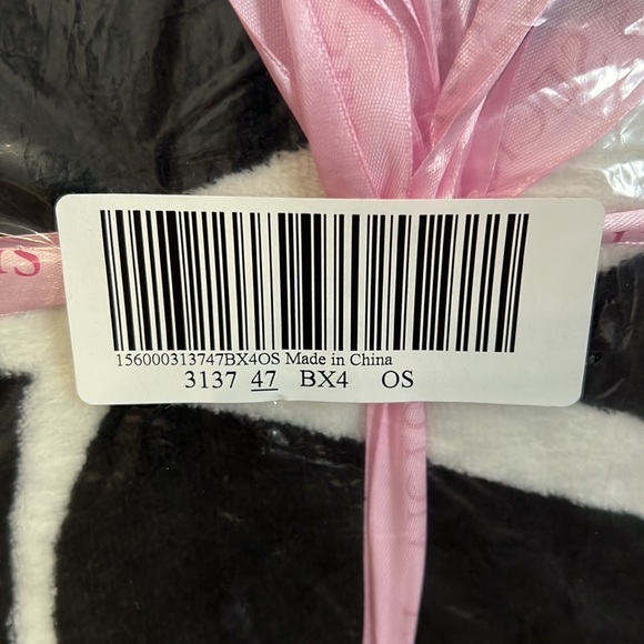 Victoria’s Secret Plush Throw Blanket! - Picture 3 of 3